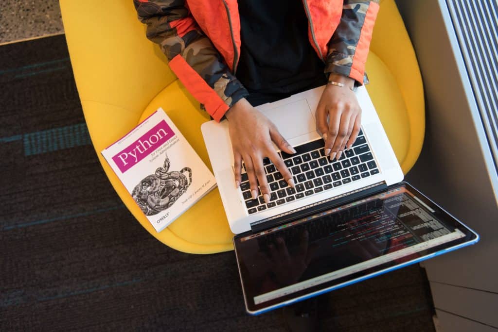 woman programming on a notebook 1181359